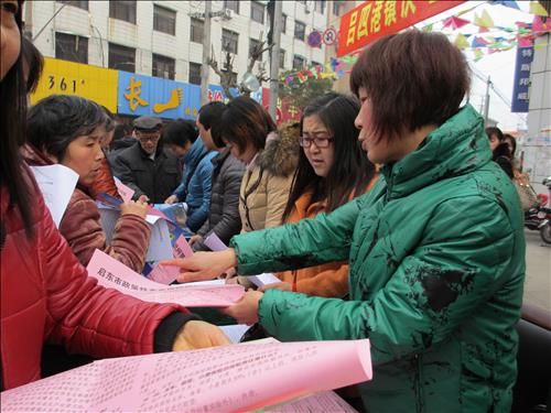 吕四港镇组织开展“庆三八”维权系列活动暨“学雷锋”志愿服务月启动仪式