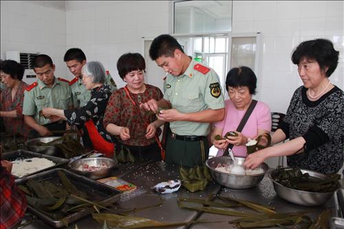 端午节将至，南城区社区组织社区居民与启东市消防大队战士们举行包粽子联谊活动