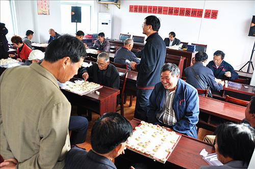 汇龙镇临江村举行第一届中国象棋擂台赛
