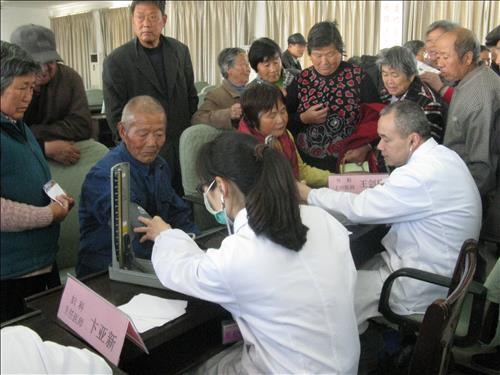汇龙镇东郊村邀请第三人民医院志愿者驻村义诊