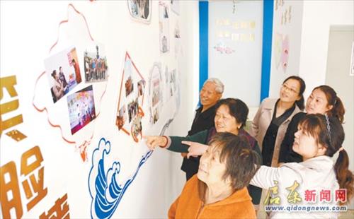 北城区街道长江新村居民喜看笑脸墙