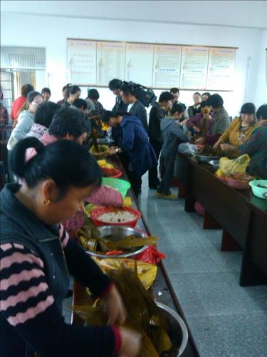汇龙镇：光荣村进行包粽子比赛