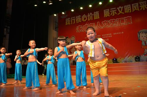 "七彩的夏日"未成年人文艺汇演举行