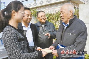 汇龙镇振龙有限责任公司党支部组织党员干部前往汇龙镇冬藏村郭伩昌家看望慰问